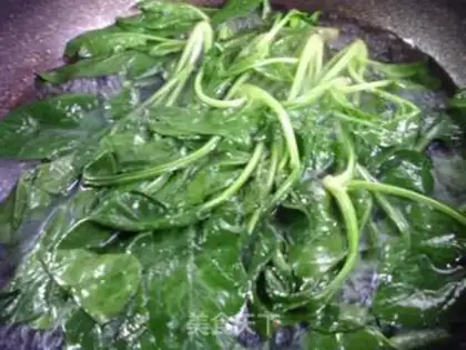 Make The spinach sprouts step 1