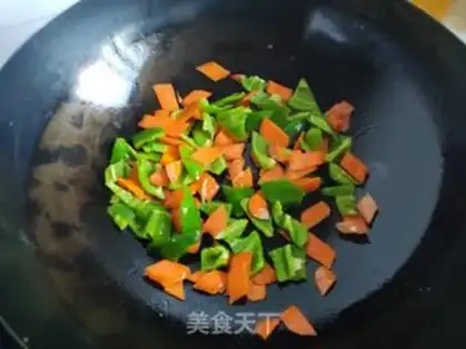 Make Carrot pepper fried eggs step 4