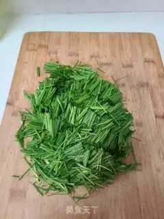 Make Garlic fried eggs step 1