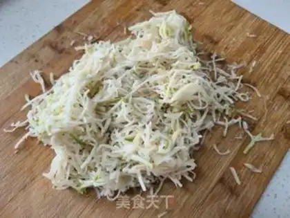Make The radish sauce meat bag step 0