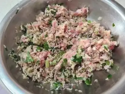 Make The radish sauce meat bag step 4