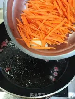 Make Carrot onion fried beef step 4