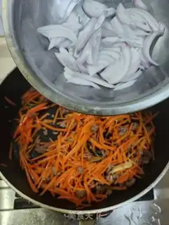 Make Carrot onion fried beef step 5