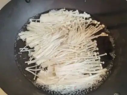 Make Smash the golden needles and the little seafood step 4