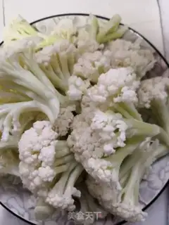 Make Tomato eggs and broccoli step 1