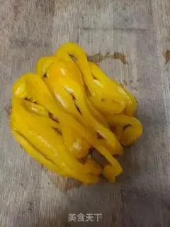 Make Pepper onion fried green bean sprouts step 1