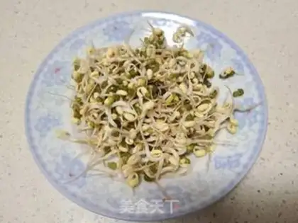 Make Pepper onion fried green bean sprouts step 3