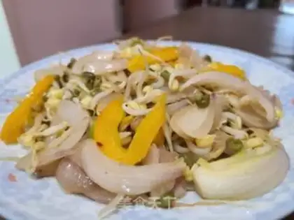 Make Pepper onion fried green bean sprouts step 6