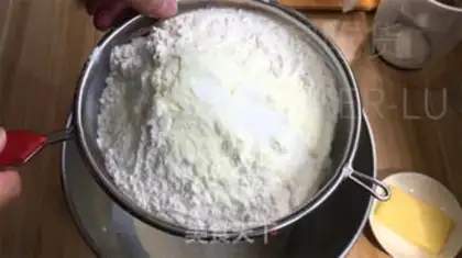 Make Light cream snack step 1