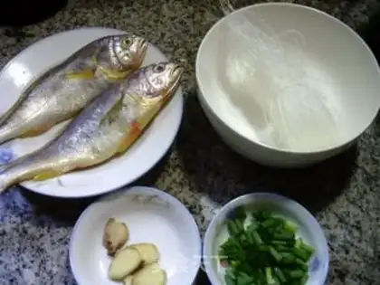 Make A small yellow fish-cooked fan step 0