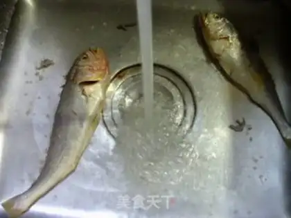 Make A small yellow fish-cooked fan step 2
