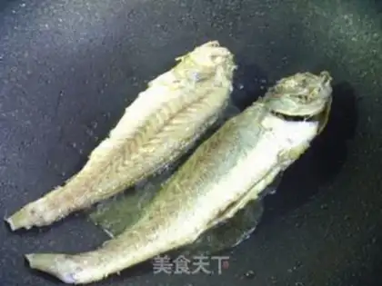 Make A small yellow fish-cooked fan step 3