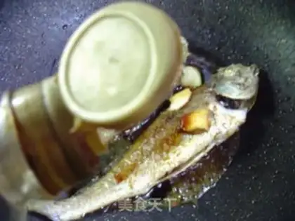 Make A small yellow fish-cooked fan step 5