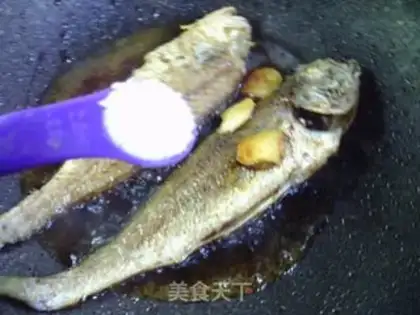 Make A small yellow fish-cooked fan step 6