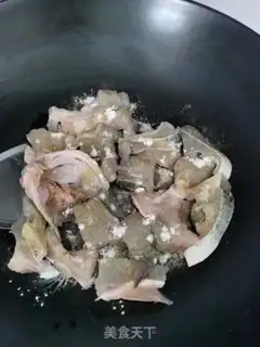 Make The sour bean horns boil the bass step 1