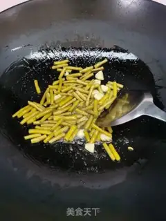 Make The sour bean horns boil the bass step 6