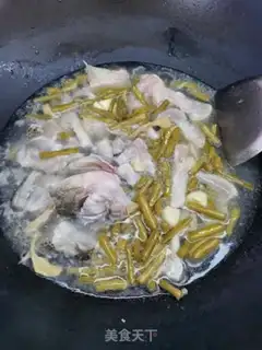 Make The sour bean horns boil the bass step 11