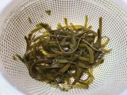 Make Onion fried seaweed step 1