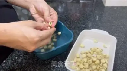 Make Lotus silver ear soup step 1