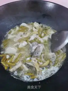 Make The sour bean horns boil the bass step 12