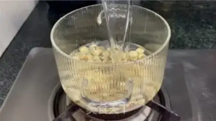 Make Lotus silver ear soup step 4