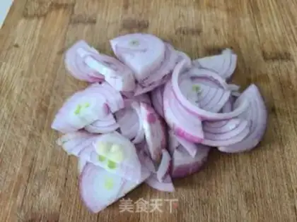 Make Onion fried pig skin step 0