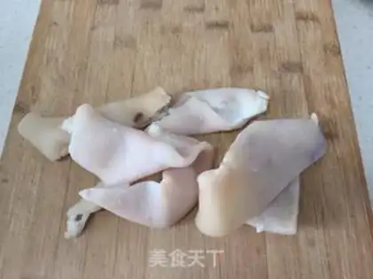 Make Onion fried pig skin step 1