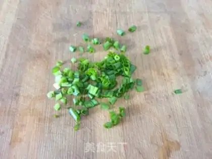Make Onion fried pig skin step 4