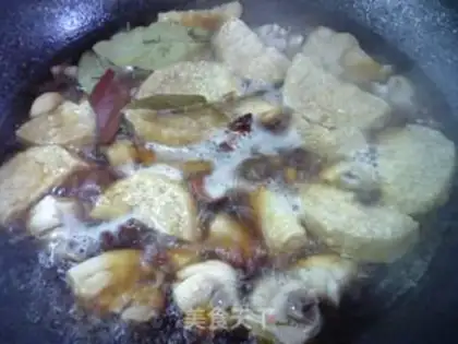 Make Onion fried pig skin step 5