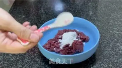Make Tomato fried egg beef step 1