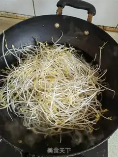Make Garlic green bean sprouts step 1