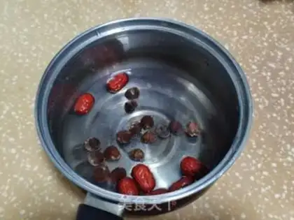 Make Red-tree cuisine egg soup step 1