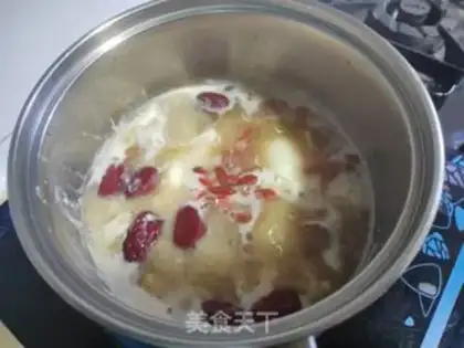 Make Red-tree cuisine egg soup step 2