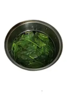 Make Old vinegar peanut spinach step 1