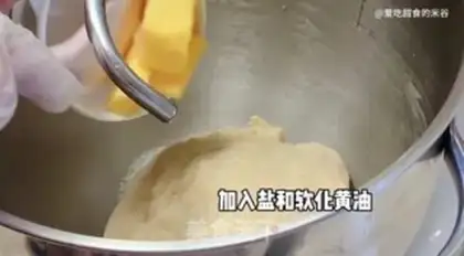 Make pyramid mini bread step 1