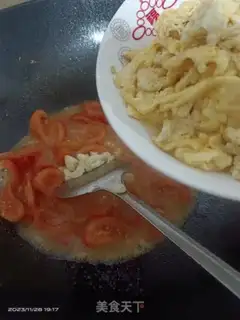 Make Tomato fried eggs step 6