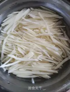 Make Potato carrots, fried meat step 1