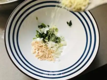 Make A warm spinach shrimp peanut rice step 0