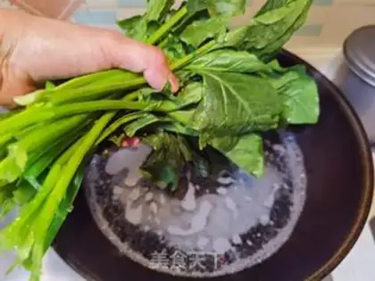 Make A warm spinach shrimp peanut rice step 3