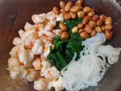 Make A warm spinach shrimp peanut rice step 6