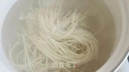 Make Yellow chicken noodles step 2