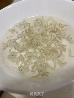 Make Silverfish with fried eggs step 1