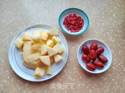 Make The apple soup with red dates step 0