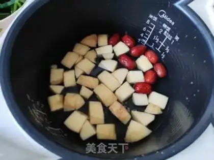 Make The apple soup with red dates step 1