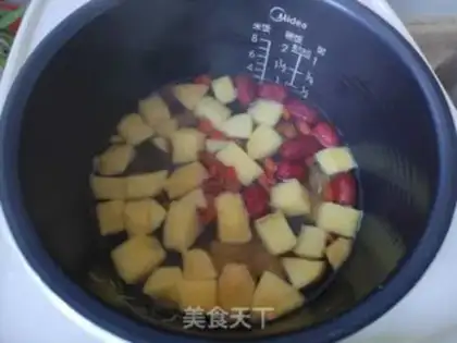 Make The apple soup with red dates step 2
