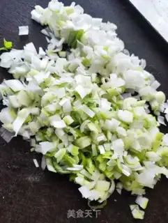 Make Onion beef snowflake fried dumplings step 1