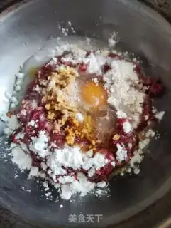 Make Onion beef snowflake fried dumplings step 3