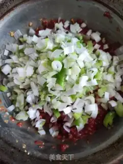 Make Onion beef snowflake fried dumplings step 4