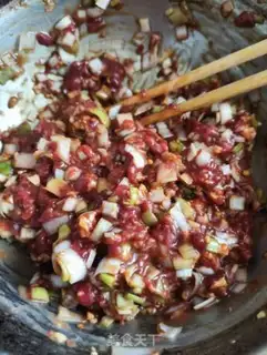 Make Onion beef snowflake fried dumplings step 5