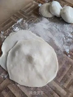 Make Onion beef snowflake fried dumplings step 6